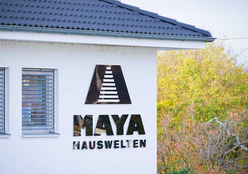 maya-hauswelten-villa-immobilia-fassade-logo